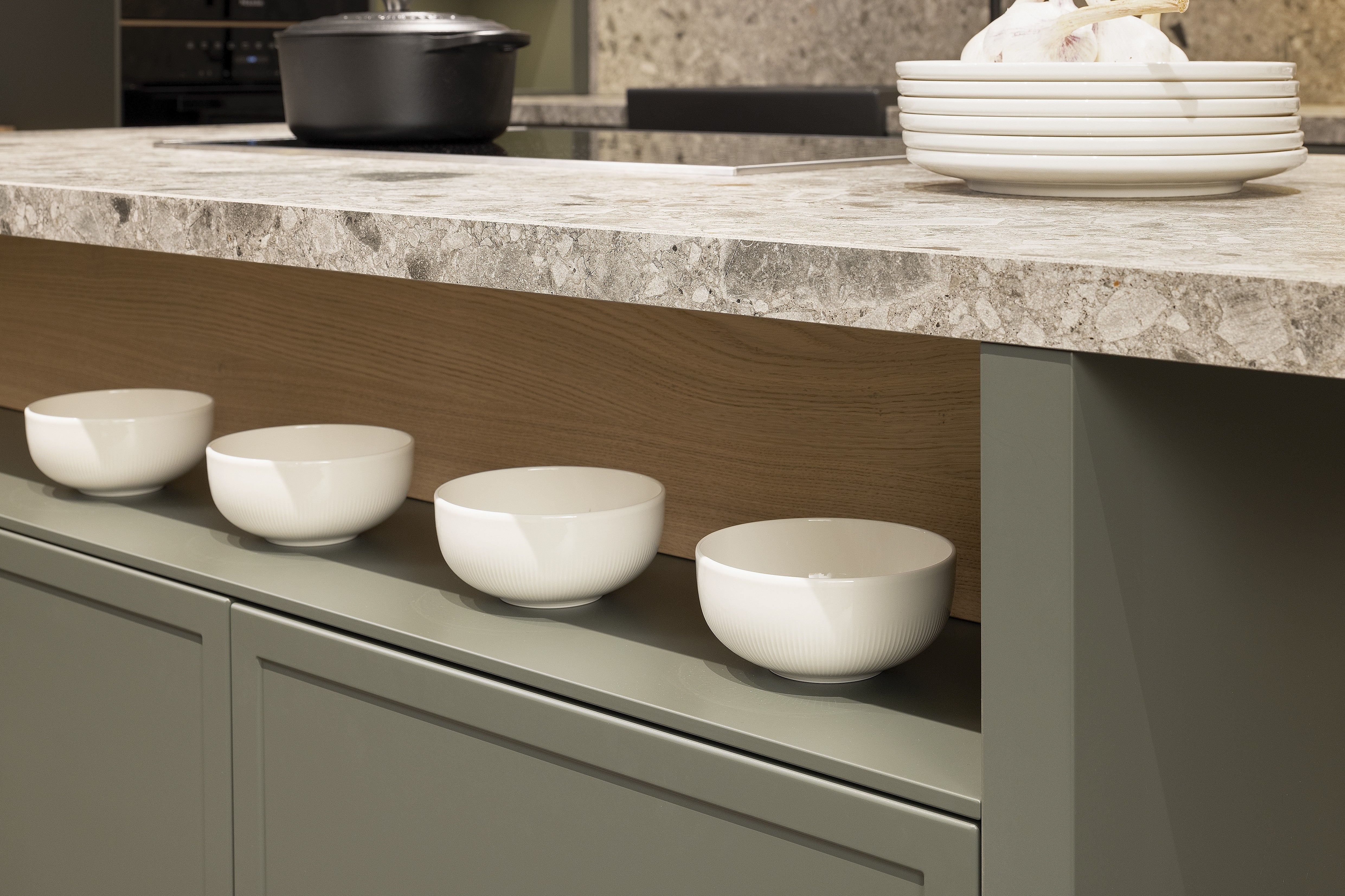 APL: Iseo Gris (Keramik) 40 mm Front: AV 5085 NCS S Mattlack (7005-G50Y)  Front 2: Feineiche-natur Repro Korpus: 2085 Designkorpus Feineiche-natur Griff: 113 Metall Schwarz-matt Geräte: Miele Armatur: Blaupunkt Spüle: Systemceram   Features:Keramik-Arbeitsplatte, Landhausküche modern, Nischenrückwand in APL-Material hochgezogen, Wandverkleidung in Vitrinen Material, Backofenkombi mit Kompaktbackofen, Sitzbank in Nischenmaterial, Spülbecken als Waschtisch aufgesetzt (Landhaus).