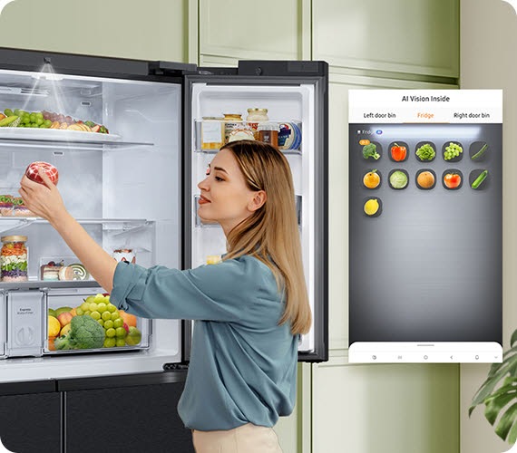 Frau legt Fleisch in Kühlschrank, daneben App-Ansicht zur Lebensmittelverwaltung