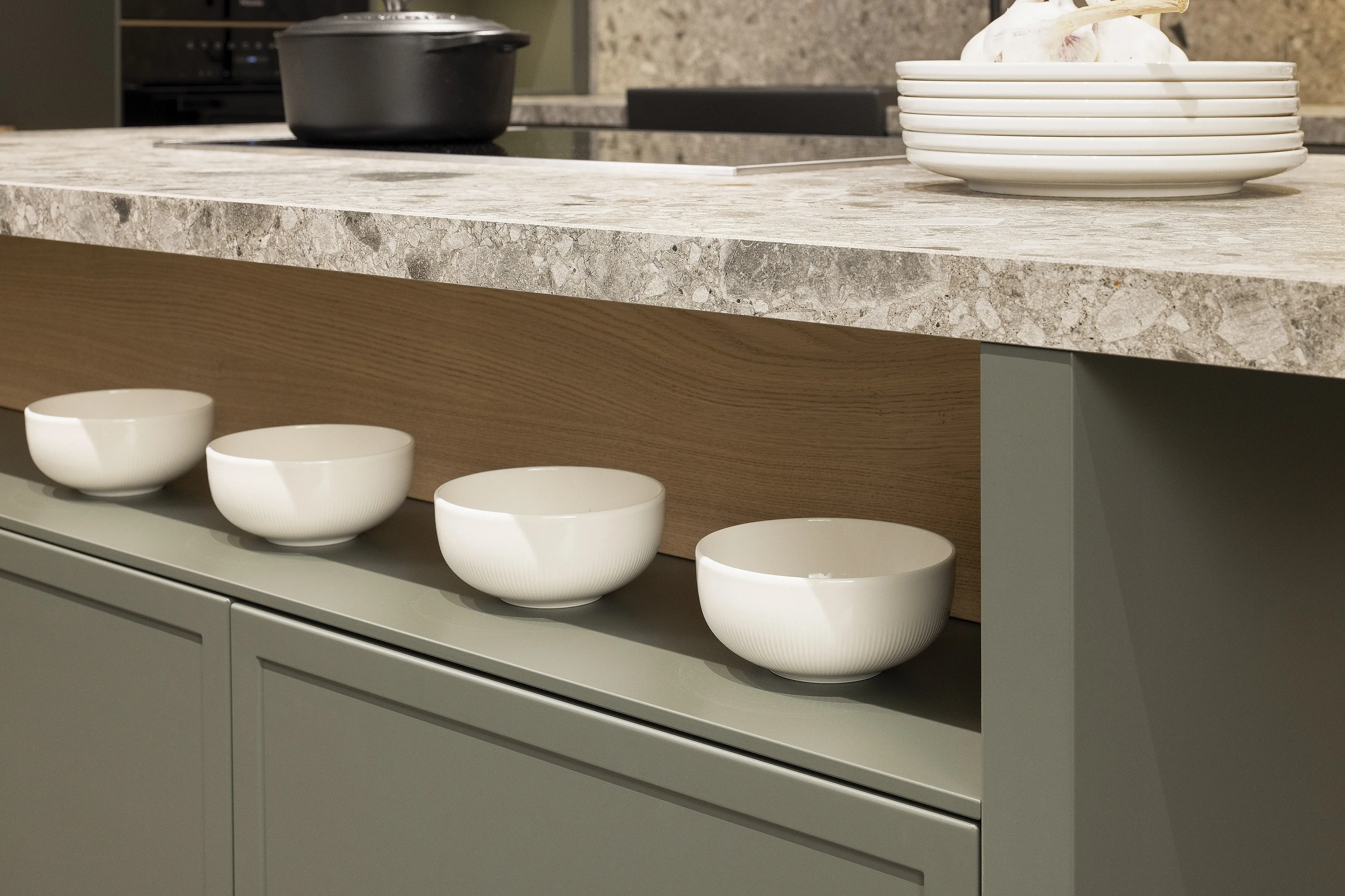 APL: Iseo Gris (Keramik) 40 mm Front: AV 5085 NCS S Mattlack (7005-G50Y)  Front 2: Feineiche-natur Repro Korpus: 2085 Designkorpus Feineiche-natur Griff: 113 Metall Schwarz-matt Geräte: Miele Armatur: Blaupunkt Spüle: Systemceram   Features:Keramik-Arbeitsplatte, Landhausküche modern, Nischenrückwand in APL-Material hochgezogen, Wandverkleidung in Vitrinen Material, Backofenkombi mit Kompaktbackofen, Sitzbank in Nischenmaterial, Spülbecken als Waschtisch aufgesetzt (Landhaus).