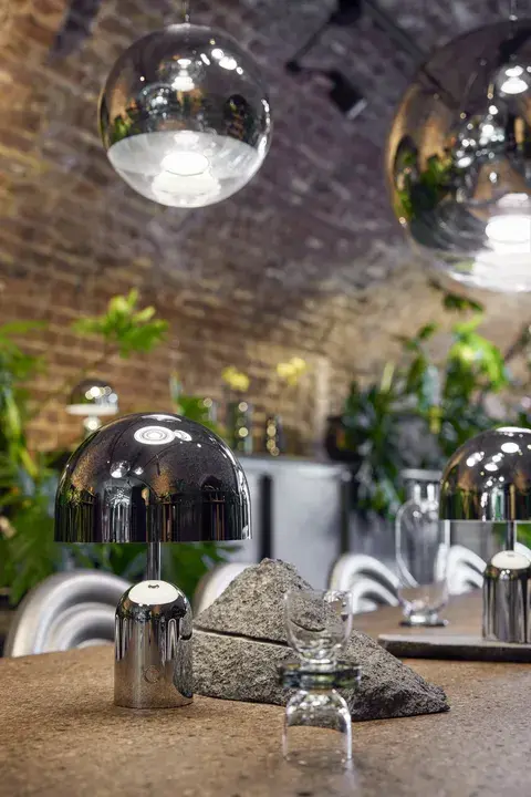 Tom Dixon Hängeleuchte Mirror Ball Hypermobile über Tischen im Restaurant
